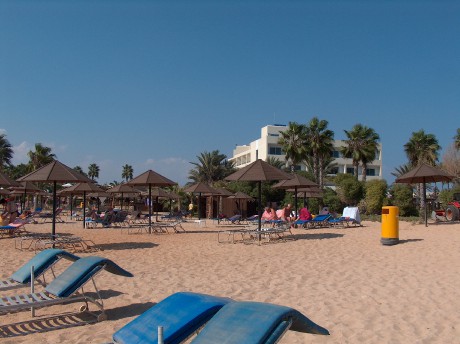 Na pláži u hotelu Dome Beach v Agia Napě