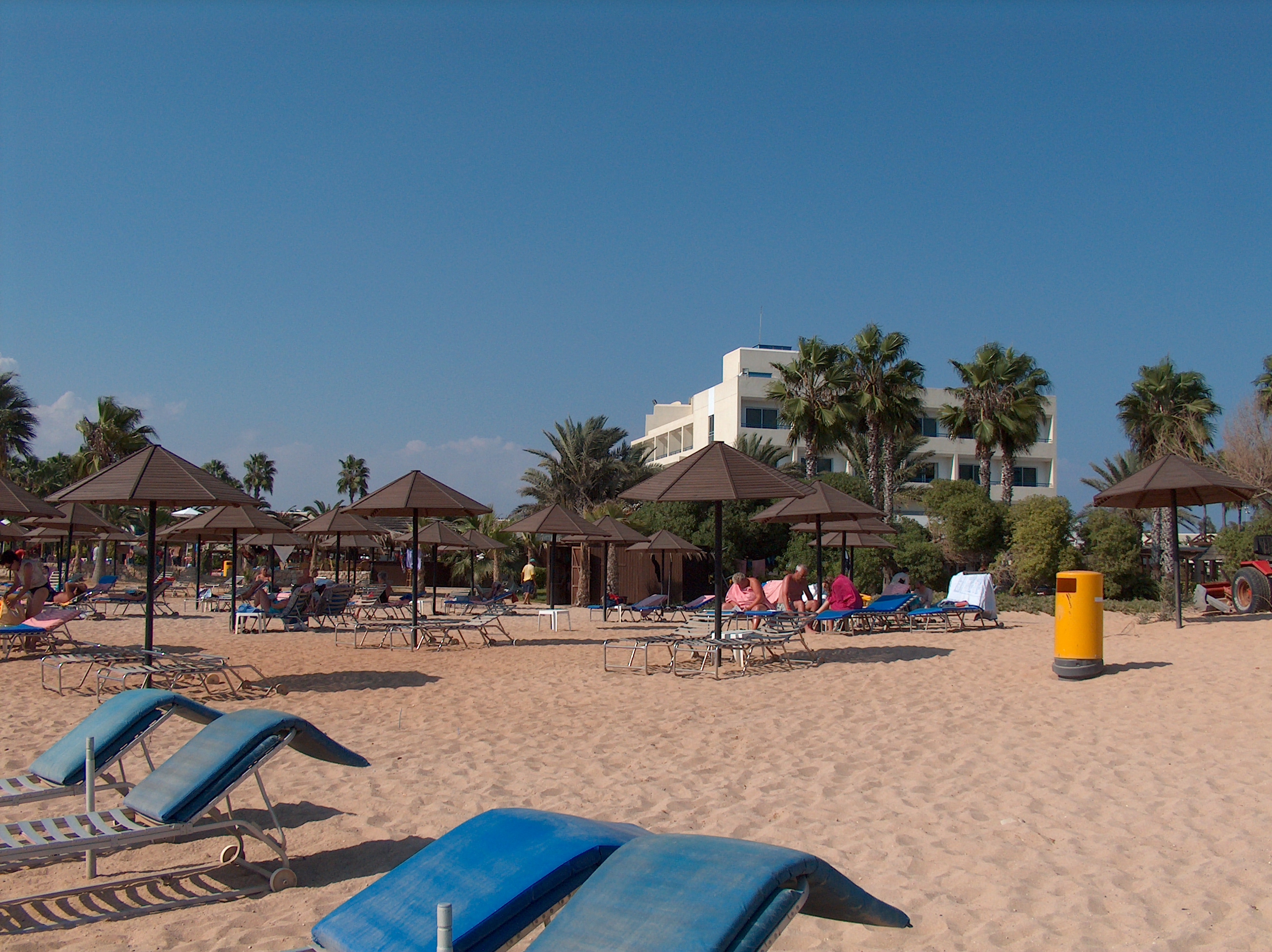 Na pláži u hotelu Dome Beach v Agia Napě